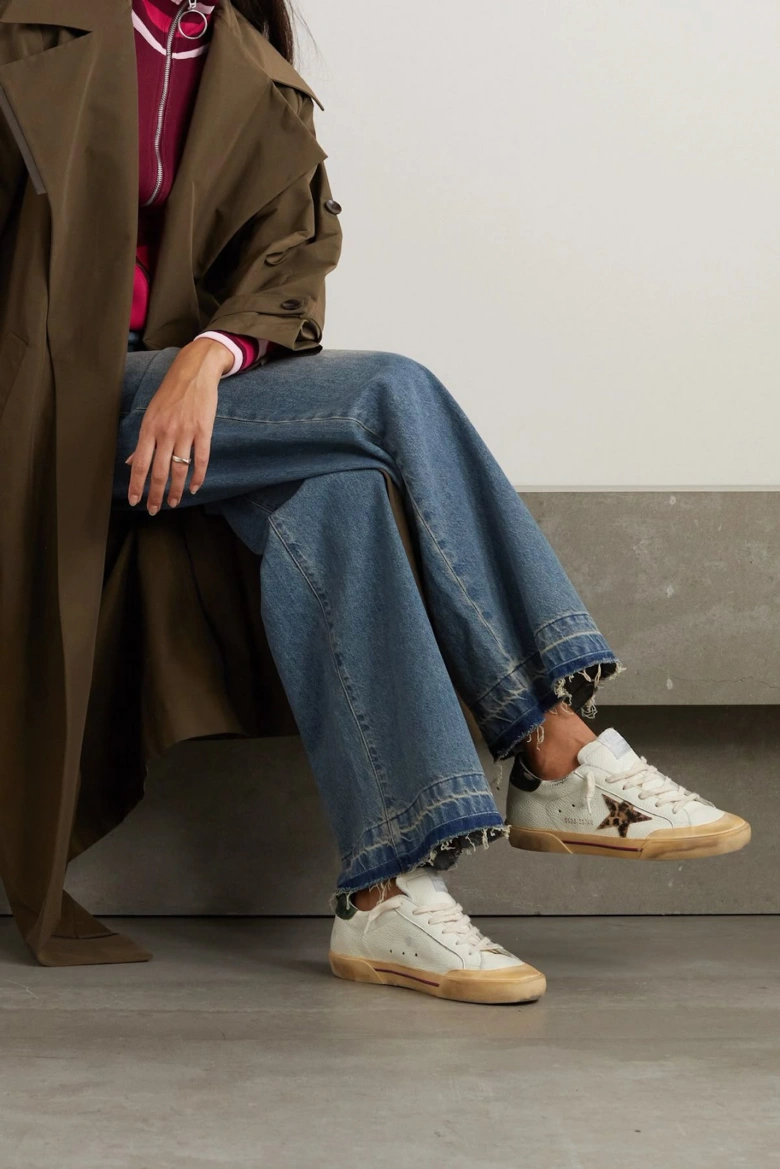 Жіночі кеди Golden Goose на ногах моделі в джинсах