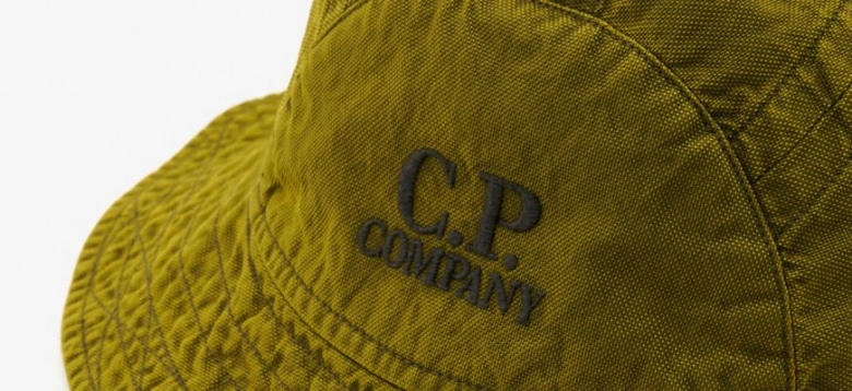 Жовта кепка з логотипом бренду C.P. Company