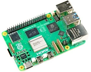 Зображення зеленої плати комп'ютера Raspberry Pi на білому фоні.