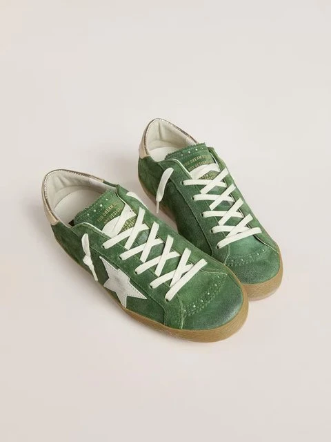 Зелені жіночі кеди Golden Goose на світлому фоні