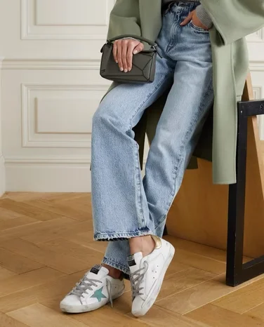 Жіночі кеди Golden Goose на ногах моделі в джинсах
