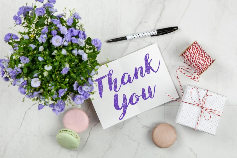 Картка з написом Thank You серед квітів та цукерок